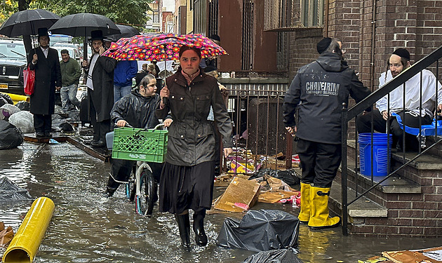 Autobusy stály, lidé se brodili odpadky. New York postihly bleskové záplavy