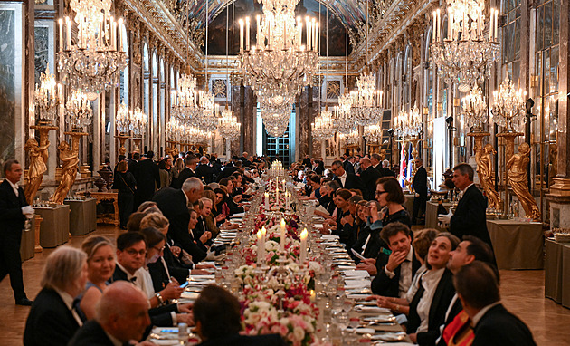 „Dekadentní“ večeře s králem dostala Macrona do potíží. Palác nasekal dluhy