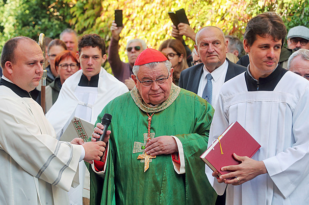 Loktem po letech zněl hlas zvonů, na věži jsou opět Anežka, Václav a Marie