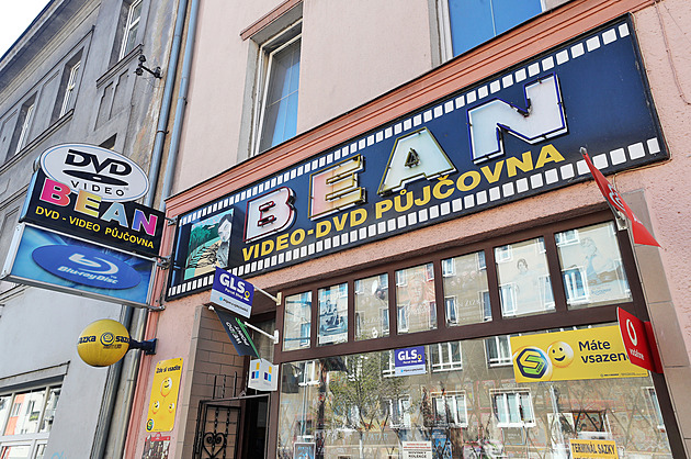 Streamovací služby ho nezastavily, videopůjčovnu má jako poslední v kraji