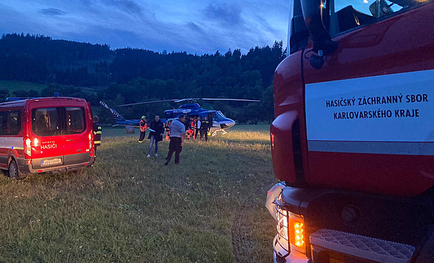 Paragladista skončil v korunách stromů 25 metrů nad zemí, zasahoval vrtulník