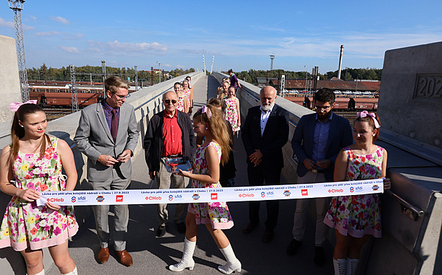 Cheb spojila s periferiemi unikátní lávka, vede přes čtyři desítky kolejí