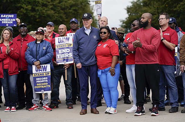 Na spolupracovníky Bidena si kvůli zacházení s utajovanými dokumenty posvítila FBI