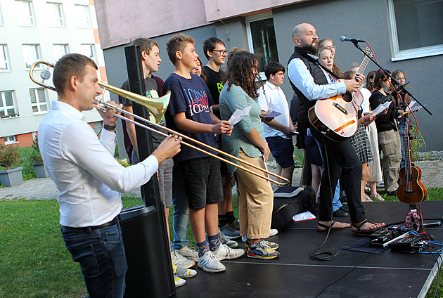 Nad láskou zvítězil hlad. Kvartáni složili s písničkářem song o hranolkách