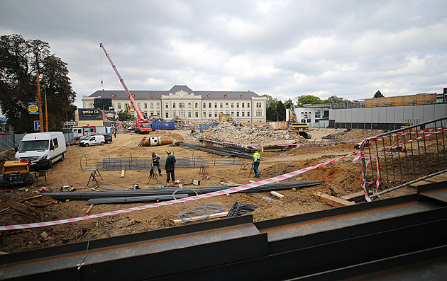 KOMENTÁŘ: Po zbourání hokejové haly je vidět jihlavský Schönbrunn. Ne nadlouho