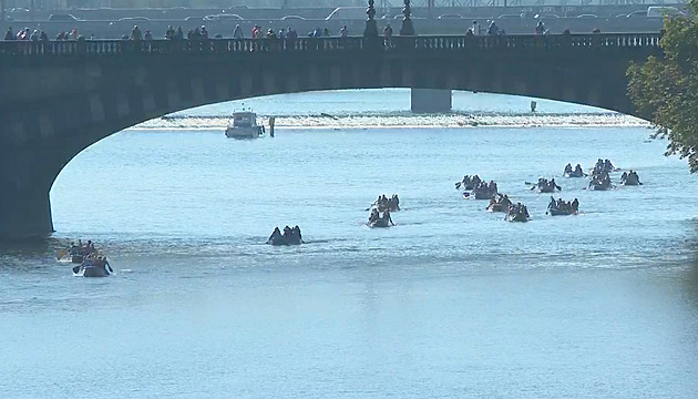 Na Vltavě se jel tradiční vodácký závod, některé posádky šly ke dnu