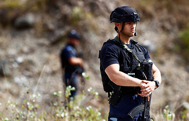 Vtrhli k nám srbští zelení muži, tvrdí Kosovo. Ukryli se v klášteře, tam policie nesmí