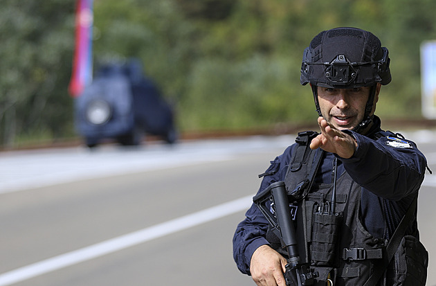 Vtrhli k nám srbští zelení muži, tvrdí Kosovo. Policie šest zatkla po dalších pátrá