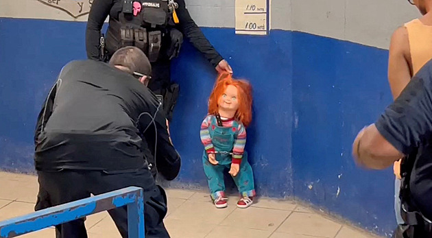 VIDEO: Mexická policie „zatkla“ panenku Chuckyho z filmových hororů