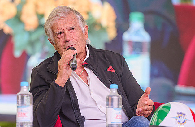 Giacoma Agostini v Kroměříži. Pobavil historkami a rozdal podpisy