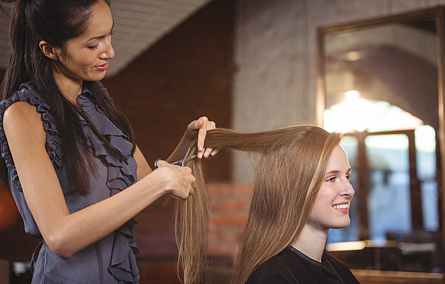 Ženy svým rivalkám radí zkracovat vlasy, zjistila studie