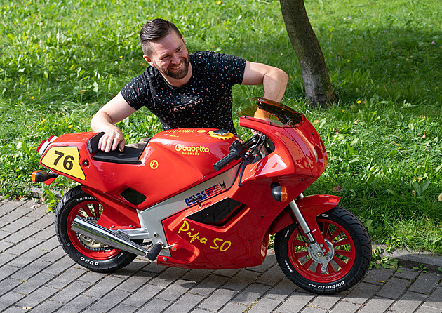 „Milionovou“ motorku pro syna dával nadšenec z Valašska do kupy v obýváku