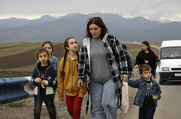 Náhorní Karabach opustily skoro tři čtvrtiny Arménů. Bojí se etnických čistek