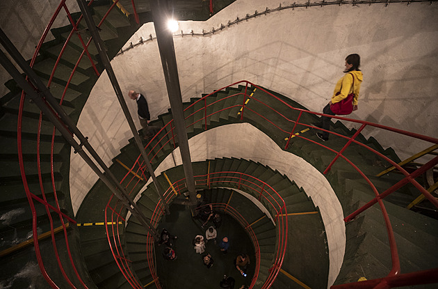 OBRAZEM: Bezovka nabízí úkryt 2,5 tisícům lidí. Je domovem papoušků a rybiček