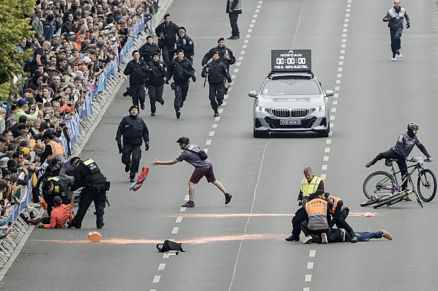 Poslední generace chtěla překazit maraton, policie ji odrazila. Tekla jen barva