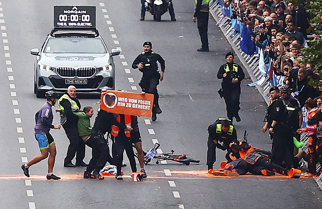 Poslední generace chtěla překazit maraton, policie ji odrazila. Tekla jen barva