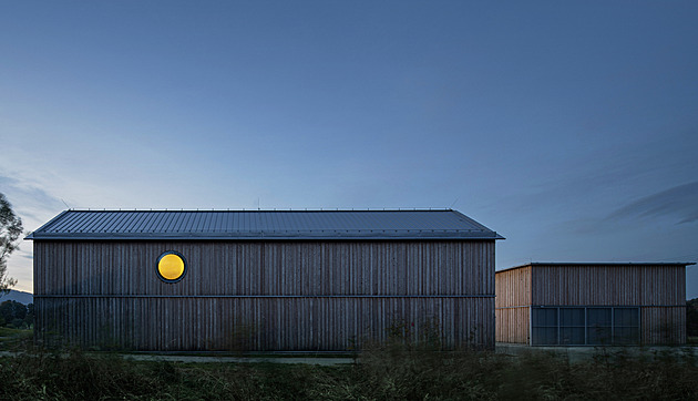 Zdálky vidíte hotel, zblízka zjistíte, že dřevostavby mají jiný účel