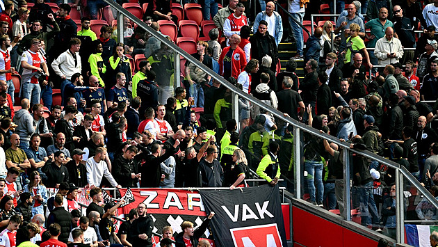 Na Ajaxu se kvůli výtržnostem fanoušků nedohrál šlágr nizozemské ligy