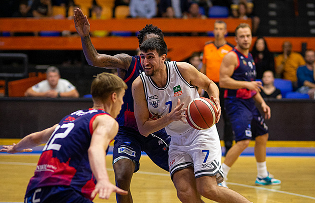 Basketbalista Böhm jde z USK za reprezentačním koučem Ocampem do Burgosu