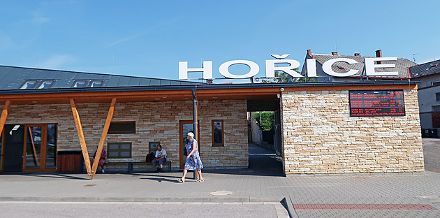 Terminál je plný opilců a bezdomovců, Hořice povolaly bezpečnostní agenturu