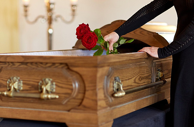 Dřív býval pohřeb záležitostí celé komunity, dnes se na velkolepý průvod díváme jako na exotiku