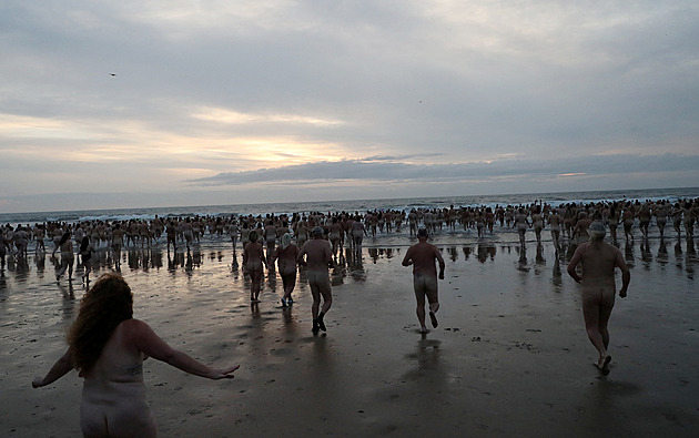 OBRAZEM: Stovky Britů odhodily stud a vítaly podzim svlečeny do naha