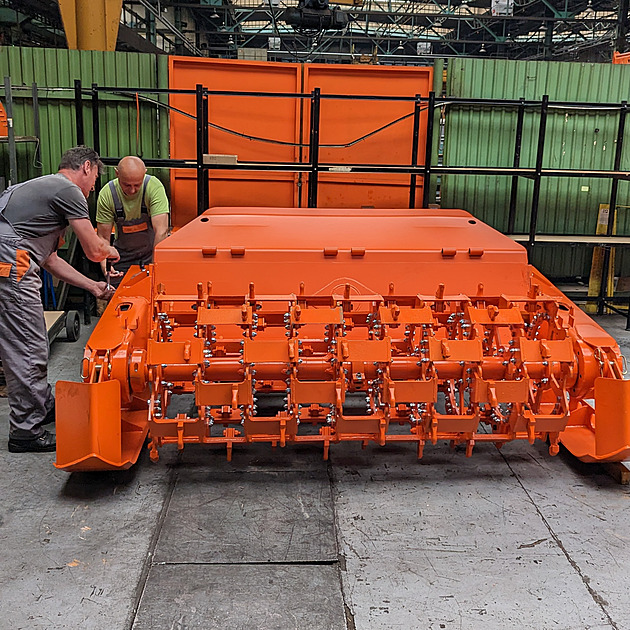 Dárek pro Putina pošle na Ukrajinu Boženu. Dvanáctitunová dáma zamete s minami