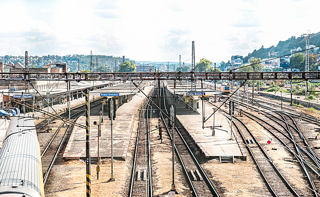 VIDEO: Dělníci snášejí lávku na smíchovském nádraží, ustoupí novému terminálu