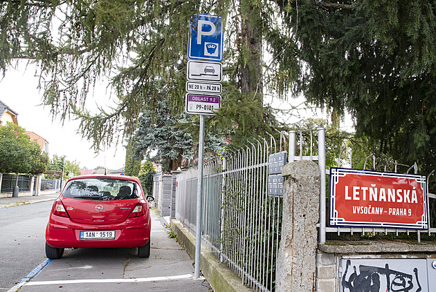 Parkovací zóny vyznačili na chodnících. Nedá se projít, stěžují si lidé