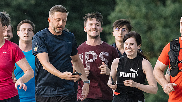 „Hejtři“ zůstali doma. Šifrovanou komunikaci bych nepoužil, řekl Rakušan za běhu