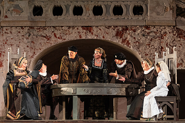 Na ton v zámeckém parku v Krumlov diváky bavila komedie eny Jindicha VIII....