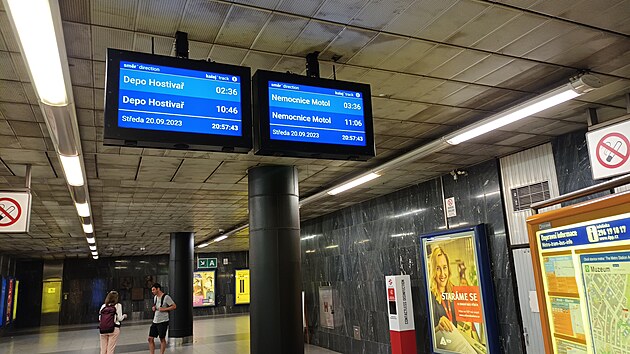 <p>Displeje informují o odjezdu vlaků na stanici metra Muzeum.</p>