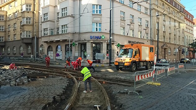<p>Kvůli rekonstrukci tramvajové trati je přerušen provoz tramvají v úseku Flora-Náměstí Míru. Snímky jsem pořídil na stanici Flora. Pracuje se i v neděli. </p>