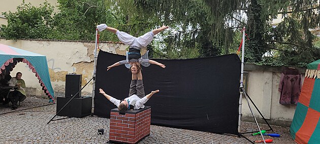 <p>Umělecká skupina Chůdadlo předvedla krásnou akrobatickou show Za komínem na 32. Svatováclavské pouti na Proseku.</p>