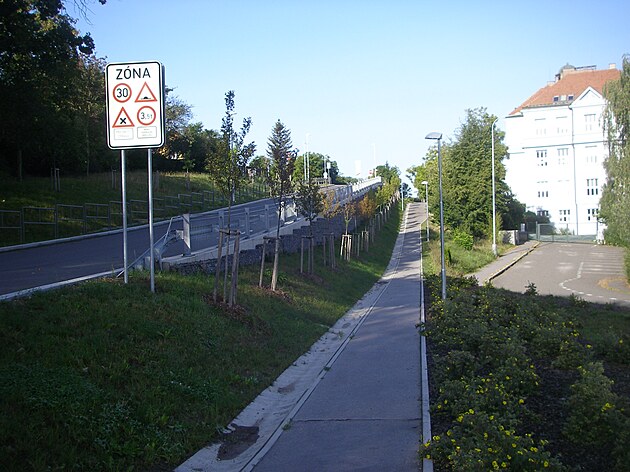 <p>V Praze 5, Radlicích za stanicí metra trasy B Radlická je vybudováno několik komunikací pro automobilový provoz stejně jako pro pěší a doplněné jsou zelení, což za slunečného počasí i na podzim láká k procházkám. </p>
