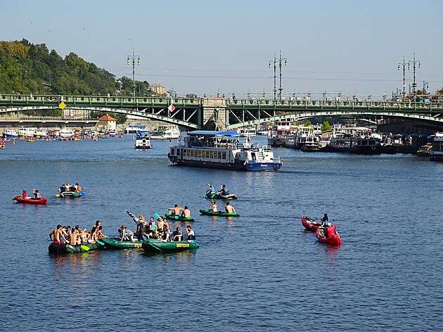 <p>Den české státnosti 28. září oslavili vodáci největší akcí na Vltavě pro skauty i veřejnost. Napříč Prahou - přes 3 jezy, to byl název akce. Řeku zaplnily stovky různých plavidel.</p>