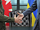 Premiér Justin Trudeau si podává ruku s ukrajinským prezidentem Volodymyrem...