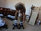 Ukrajinská spolenost vyrábí boty, které chrání vojáky ped ruskými minami....