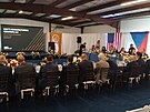 Prezident Petr Pavel a dalí lenové eské delegace v sídle Colt CZ Group ve...