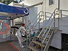V t�ineck� nemocnici na parkovi�ti vyu��vaj� mobiln� CT. (z��� 2023)