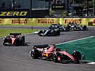Charles Leclerc z Ferrari vede skupinku závodník bhem Velké ceny Japonska.