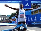 Etiopanka Tigist Assefaová se raduje v cíli Berlínského maratonu.