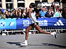 Etiopanka Tigist Assefaová bojuje na trati Berlínského maratonu.