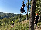 Dramatitj byla zchrana druhho paraglidisty, kter se snesl do koruny...