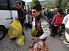 Uprchlíci z Náhorního Karabachu pijídjí do doasného ubytovacího centra ve...