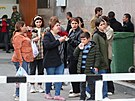 Uprchlíci z Náhorního Karabachu po píjezdu do doasného ubytovacího centra ve...