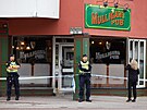 Policisté hlídají prostor ped restaurací po stelb v Sandvikenu na východ...