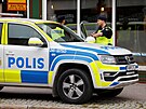 Policisté hlídají prostor ped restaurací po stelb v Sandvikenu na východ...