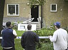 Lidé si prohlíejí kody den po výbuchu v obytném dom na plái Hässelby ve...