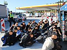 V kontrolované dodávce se makalo 33 migrant.